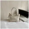 Simples, elegante e com textura retrô, esta bolsa balde 2026 para uso diário, que pode ser usada na transversal, no ombro, na mão ou sob o braço, é perfeita para mulheres