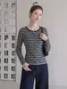 Camiseta de punto cárdigan para mujer, de rayas azules y grises, cuello redondo, manga larga, colección de otoño 2026, corte ajustado, prenda exterior que favorece la figura.