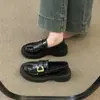 Sapatos de Couro Pretos Brilhantes Diários que Aumentam a Altura Estilo Retrô Versáteis Sapatos Sociais de Couro Estilo Britânico Sapatos Casuais Loafers com Solado Grosso que Aumentam a Altura para Mulheres