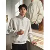Moletom masculino branco-cinza com zíper parcial e gola alta, uma camada base leve para a primavera, e um estilo preppy, adequado para casais