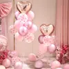 Día de San Valentín Chino Globos Flotantes Atmósfera Romántica Interior Decoración Ritual Centro Comercial Evento Escena Diseño Adornos