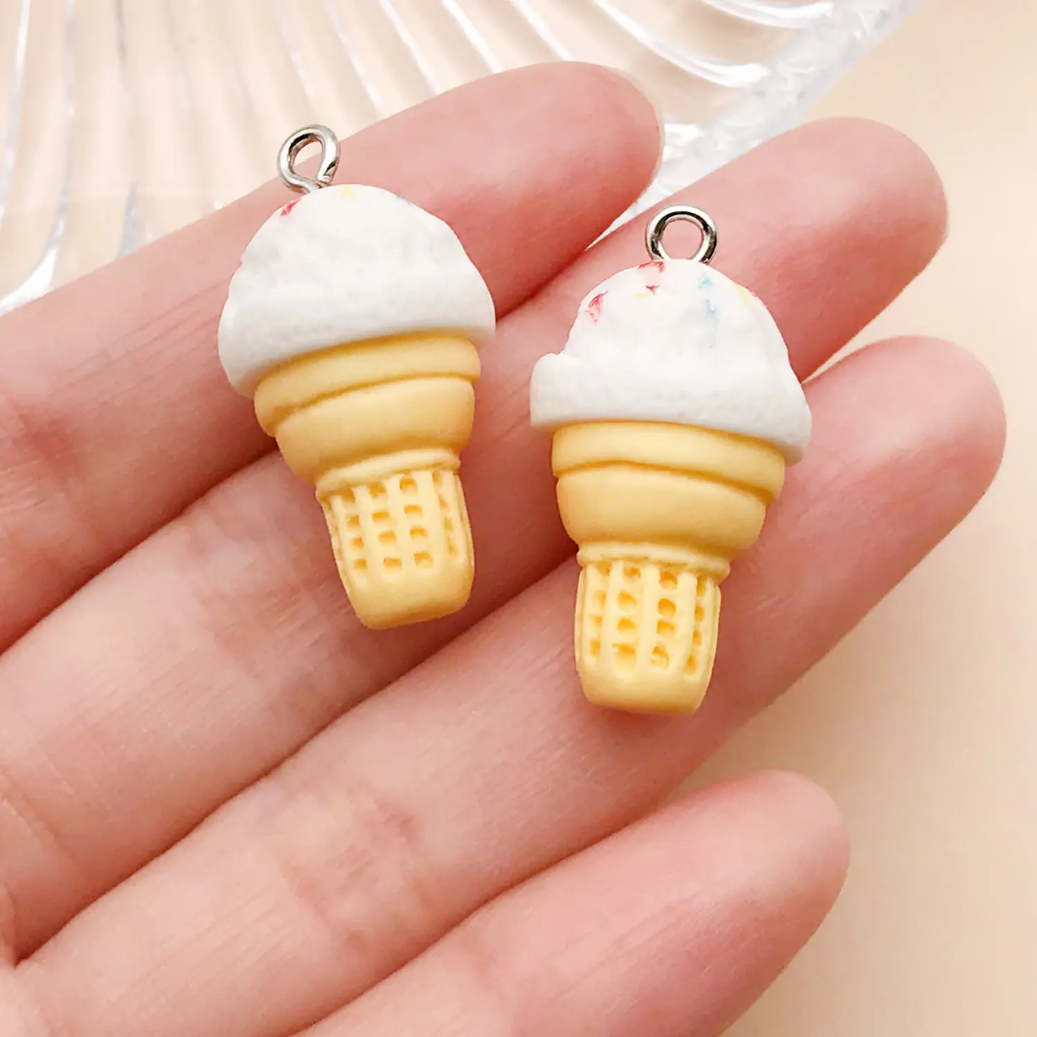 24767-P-白色树脂食玩甜筒冰淇淋28x15x15mm-