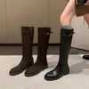 ¡Dos circunferencias de barril! Bota alta versátil de celebridad de internet para montar, nuevo tacón grueso, cremallera lateral, gamuza, bota larga para mujer