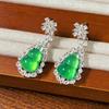 Aretes de calabaza de calcedonia verde brillante natural comparables a los pendientes de jade de bombilla pequeña de jade para mujer Disparo real
