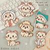 Parche de tela con logotipo bordado por computadora original, insignia bordada, accesorios de ropa, dibujos animados de gato de peluche, logotipo de Zhang Zi