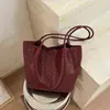 Bolsa Retrô de Alta Qualidade para o Dia a Dia de Mulheres 2026 Nova de Verão Nicho Bolsa de Ombro de Luxo Leve Bolsa Tote de Grande Capacidade