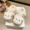 Chinelos de exterior estilo desenho animado para mulheres, quentes, de calçar, com fivela, sandálias fechadas para o inverno 2026, design de urso fofo