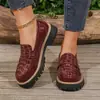Zapatos planos grandes para mujer de comercio exterior transfronterizo modelo nuevo 2026 suela gruesa estilo europeo y americano versátiles patrón de cocodrilo zapatos pequeños de cuero para mujer al por mayor