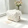 Nueva bolsa de almacenamiento con ribete de encaje, bolsa de maquillaje acolchada de gran capacidad, neceser portátil con forma de corazón para viaje, venta al por mayor desde el fabricante