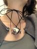 Han Suxi sale y juega con un dulce y fresco collar de encaje de amor con forma de corazón y cadena de clavícula.