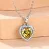 Colar Transfronteiriço AliExpress Simulação Moissanite Luxo Leve Formato de Coração Senso de Alto Padrão Nicho Luxo Leve Microincrustado Diamante com Borda Branca