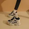 Zapatos planos de plataforma para aumentar la altura, nueva colección otoño 2026, zapatillas gruesas de cuero populares, zapatillas deportivas casuales para mujeres bajitas