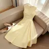 Elegante vestido amarelo ganso acinturado com gola redonda, saia longa evasê sem mangas e design lateral torcido para acentuar a figura, estilo suave 026