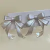 Um Toque de Elegância! Brincos de Laço Cor de Champanhe para Mulheres, Tarraxas Estilo Fita Branca, Brincos de Nicho Gentis e Estilosos para Mulheres