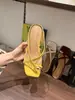 Sandálias Romanas de Tanga com Fivela de Metal de Nicho Inspiradas em Design para Mulheres, Adequadas para Uso ao Ar Livre, Novo Estilo de Verão 2026, Salto Anabela, Combinadas com Vestidos, Calçados de Encaixar