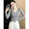 Suéter de punto gris para mujer con cuello en V y manga larga, nuevo estilo para principios de otoño de 2026, extremadamente elegante, top fino ajustado