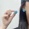 Pendientes de flor tejida azul Klein explosión de verano diseño fresco dulce personalidad exquisita joyería para orejas de moda