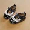 Zapatos de princesa de lunares para niñas, nueva colección primavera/otoño 2026, con ribete de encaje, lazo y cierre de velcro, zapatos de cuero de suela blanda para bebés