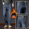 Coleção outono 2026 de alta costura italiana: jeans masculinos de perna larga, caimento solto, corte reto, adequados para uso business casual
