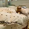 Juego de cuatro piezas de colcha de encaje de algodón fresco y sencillo estilo Ins, juego de cuatro piezas de falda de cama bordada estilo princesa fresco y sencillo teñido en hilo