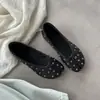 Sapatos de pele de carneiro com bico dividido e formato de casco de porco para mulheres, novo modelo 2026, sapatilhas com tachas, sapatilhas baixas slip-on