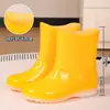 Botas de lluvia modernas, impermeables y antideslizantes para mujer, nuevo modelo de primavera, zapatos de goma de trabajo duraderos para cocina, de suela gruesa, de media caña, con suelas suaves