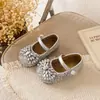 Sapatos femininos de strass estilo coreano, novos sapatos infantis de couro com solas macias, sapatos de princesa estilosos para bebês e crianças pequenas, sapatos Mary Jane