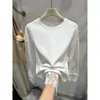 Camiseta de punto grueso cálida de color blanco con cuello redondo y detalles de encaje para mujer, nuevo estilo 2026, corte holgado, adecuada para usar en capas