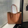 Bolsa de Grande Capacidade para Mulheres 2026 Primavera Novo Estilo Bolsa de Ombro Simples Popular Este Ano para Trabalho e Deslocamento Bolsa Tote de Cor Sólida
