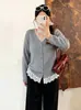Cárdigan de punto para mujer talla grande con escote en V y ribete de encaje, colección otoño 2026, diseñado para mujeres con curvas, con un aspecto suave y juvenil, con detalles de patchwork