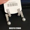 Brincos de diamante brilhantes! Brincos de zircônia e pérola, design de luxo leve estilo coreano, brincos únicos e versáteis, atacado