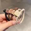 Nuevas diademas de alta gama 2026 para mujer, ligas de goma, cordones para el pelo, anillos para el pelo, cubiertas de cuero, accesorios para el pelo de niña con un toque de sofisticación