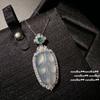 Nuevo collar de hoja de calcedonia blanca de estilo chino con forma de caballo, hidratante, ceroso, con forma de hielo, de Krishna y judías verdes.