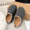 Novas chinelos de exterior de bolinhas de alta qualidade para mulheres, estilo meia-chinelo de primavera com efeito de aumento de altura, design de biqueira pequena, sola grossa, 2026