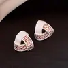 Pendientes Triangulares Retorcidos con Textura de Goteo de Aceite Europeos y Americanos para Mujer, Diseño de Lujo Accesible, Pendientes de Gama Alta, Elegantes y Versátiles