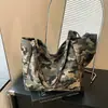 Bolsa tote camuflada com design retrô americano, estilo doce e cool, adequada para estudantes universitárias, para o dia a dia, compras e como bolsa de ombro.