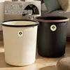Cubo de basura de plástico de gran capacidad, engrosado, extragrande, de lujo ligero para uso doméstico en la sala de estar, la cocina y el baño, con un anillo de presión para sujetar la bolsa, disponible para entrega