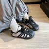 Zapatos Deportivos Infantiles 2026 Otoño Nuevos Punta de Concha Zapatos de Skate para Niños Ligeros Estilo Coreano Zapatos para Niñas Zapatos Casuales Versátil