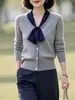 Suéter de punto francés con mangas acampanadas, suéter versátil adelgazante para mujer, suéter de punto con bloques de color y corbata de punto de alta gama, moderno, reduce la edad, para otoño e invierno