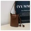 Bolso de teléfono retro de cuero suave con tapa abatible simple, cordón, decoración de bola de madera, bandolera ligera, minibolso de mano moderno y versátil