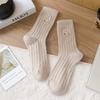 Calcetines suaves de terciopelo australiano para niños, de invierno, gruesos, con bordado de conejo, de tubo medio, cálidos, para dormir, de color liso, con suela vertical.