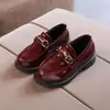 Sapatos de couro infantis para meninos, coleção de outono estilo coreano 2026, cabedal de couro preto, estilo britânico, sapatos de performance com sola macia para meninas do ensino fundamental