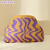 Bolso de Mano Tejido Popular Transfronterizo, Nuevo Bolso de Clip Ligero de Lujo Europeo y Americano, Bolso de Clip de Patrón Ondulado de Contraste a la Moda