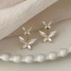 Pendientes geométricos de flor con aceite de gota de aguja plateada Pendientes pequeños frescos dulces blancos Pendientes de nicho de moda ins de Corea del Sur