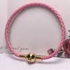 Familia Zhou con pulsera de cuero pulsera cuerda de cuero cuerda para la mano pulsera de acero inoxidable chapado en oro accesorios de joyería con cuentas
