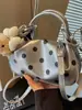 Diseño de nicho transfronterizo 2026 verano nuevo estilo moda de mujer moderna bolso de mano de lunares bolso versátil elegante de un solo hombro cruzado