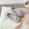 Elegantes sapatinhos de couro estilo coreano para meninas, novo modelo primavera e outono 2026, mocassins estilosos sem cadarço com strass para crianças mais velhas