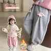 Pantalones de Chándal de Encaje Rosa con Conejito Estilo Coreano para Niñas Otoño/Invierno 2026 Nueva Moda Infantil Pantalones Largos Elegantes para Niñas Pequeñas Tendencia