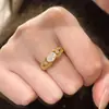 Anel Popular Xiaohongshu Flor de Gelo Dourada Brilhante com Diamantes Cintilantes Formato de Ovo de Pombo Novo Luxo Acessível Anel Requintado e Bonito