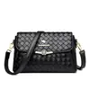 Bolsas Femininas de Comércio Exterior 2026 Nova Moda Bolsa de Ombro Transversal Feminina Simples Trançada para Mães de Meia-Idade e Idosas Bolsa Pequena de Verão